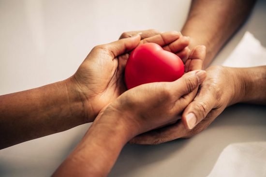 Viene el Día de San Valentín, ¿Estás preparado en tu emisora para ello? 2 bigstock Helping Hand Of Heart Donor Fo 312048634 e1586381310730