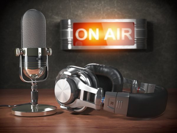 El podcasting sigue siendo una buena opción mediática para los anunciantes 2 bigstock Vintage microphone and headph 206107927 e1579274719588